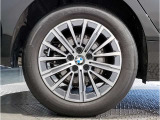 【BMWアロイホイル】軽量かつ強度に拘ったアロイホイル。走行性能ポテンシャルを引き出す設計。車の足元を引き締めてくれる大きなポイントはアロイホイルです。