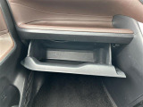 【グローブボックス】大容量のグローブボックスです!!車検証ケース他、日頃使う小物類の収納スペースもたくさんあります!