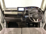 車内は光触媒抗菌消臭施工済です。スタイリッシュなデザインで暖かみのあるインパネ周りを演出します。グローブボックスやカップホルダーのほかにトレーなどたくさんの収納スペースが装備されています。