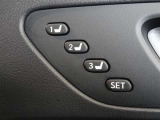 運転席のパワーシートは3名様分までメモリー機能付きです。