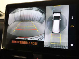 パノラミックビューモニター付きです。車両を上から見たような映像をディスプレイオーディオ画面に表示。運転席からの目視だけでは見にくい、車両周辺の状況をリアルタイムでしっかり確認できます。