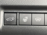 【ステアリングヒーター】冬場に冷たくなりやすい革巻きステアリングを、スイッチ一つで素早く適温に!エアコンよりも早く温まってくれるので、寒い日の運転も快適になりますね♪