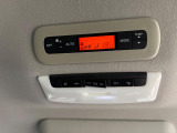 【リアオートエアコン】広い後部座席には必須の機能!風量や温度を自動で調整し前席と同様な車内環境にしてくれるリアオートエアコンを装備。夏の暑さも冬の寒さもストレスなく快適にお過ごしいただけます♪