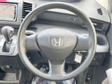 インテリアに合わせたデザインのステアリングは、運転される方のことも考え、運転しやすい形状、大きさです。是非一度、実際に触ってお確かめください。