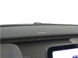 【harman/kardon】5つのスピーカーを内蔵したサウンドバーにより、ドライバーを包み込む音場を実現しました。また、洗練されたミニマルデザインは、キャビンをスタイリッシュに彩ります。