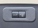 【パワーバックドア】スマートキーや運転席のボタンを押すだけでリアゲートが自動で開閉します!荷物を持っている時や、高い位置にあるバックドアを閉める際に便利な機能です♪