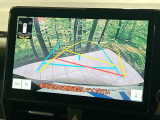 【バックカメラ】駐車時に後方がリアルタイム映像で確認できます。大型商業施設や立体駐車場での駐車時や、夜間のバック時に大活躍!運転スキルに関わらず、今や必須となった装備のひとつです!