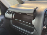 ちょっとした小物はこちらに収納できちゃいます!もちろん車検証などが収納できるグローブボックスも完備!