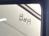 【ブラインドスポットモニター】走行中、ドアミラーの死角になりやすい箇所に後続車が接近するとサイドミラーのレンズに警告を表示!ドライバーに注意喚起をしてくれます。