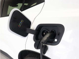 コンセントタイプ3kWやウォールボックスタイプ6kWの充電器を用いてご自宅で簡単充電。一般的な家庭用200V交流充電ケーブルでは約8時間で80%まで充電!1時間あたり7~14kmを走行できる電力を充電