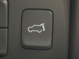 【パワーバックドア】スマートキーや運転席のボタンを押すだけでリアゲートが自動で開閉します!荷物を持っている時や、高い位置にあるバックドアを閉める際に便利な機能です♪