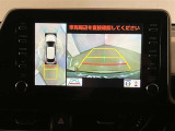 【パノラミックビューモニター】映像で、見づらい車両周辺の確認をアシスト。クルマを真上から見ているような映像を表示。 運転席から確認しにくい車両周囲の状況を把握。