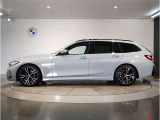 【拘りのFR】BMWが多く採用するFR車。ダイレクトでスポーティな加速感・シャープなハンドリングを実現。縦置きエンジンレイアウトにより、フラットで上質な乗り味です。