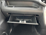 【グローブボックス】大容量のグローブボックスです!!車検証ケース他、日頃使う小物類の収納スペースもたくさんあります!
