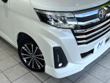 【LEDヘッドライト】悪天候や夜間走行時も良好な視界を確保し安心して運転できる高輝度LEDヘッドライトを装備!点灯速度が早く、消費電力も抑えられています。