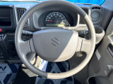 インテリアに合わせたデザインのステアリングは、運転される方のことも考え、運転しやすい形状、大きさです。是非一度、実際に触ってお確かめください。