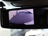 後方映像を確認できるバックミラーモニター付きです。