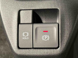 指先だけで簡単に操作が可能な電動パーキングブレーキを採用。「HOLD」スイッチを押すと、渋滞や信号待ちなどでブレーキペダルから足を離しても、ブレーキを保持するので安心です