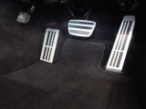ゴムの滑り止めを組み合わせたアルミ製スポーツペダルです。靴が濡れていても滑りにくく、快適なドライブが楽しめます♪