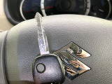 【キーレス】少し離れた場所からでもボタン一つでドアの開錠・施錠ができるのでとっても便利!ドアの鍵穴周りに傷をつけることもありません♪
