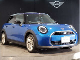 MINIのフロントグリルのデザインはイギリスで生まれた当初から、シルバーのサイドバーが折り重なった伝統的なデザインで御座います。その伝統はBMWのお車になってからでも少しずつ形を変えて守られております