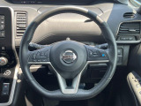 【純正革巻きステアリング】上質な革を使用することで、手にしっかり馴染みとても運転しやすいハンドルです♪