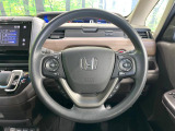 インテリアに合わせたデザインのステアリングは、運転される方のことも考え、運転しやすい形状、大きさです。是非一度、実際に触ってお確かめください。