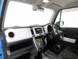 ダイハツのお店では、ダイハツ車を知り尽くしたプロフェッショナルが、専用の診断機器を使って各システムを点検しております。