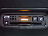 ■【ETC車載器】が装備されています。セットアップをしてお渡しとなり、ETCカードを差し込むだけで高速道路の利用が可能です。