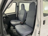厚みがあって、座り心地のいいシート。運転席も助手席もリラックスしてゆったりと座れます♪