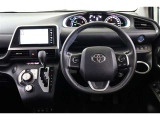 サテンメッキが施されたシフトベゼルや本革巻きのシフトノブとステアリングで上質感のある運転席廻りです。ステアリングヒータを装備しています。手先が冷える寒い時期にも手のひらから温めてくれるので快適です。