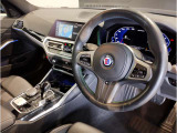 【ハンドル】ドライバーとBMW車の一体感がダイレクトに伝わるステアリングホイール。形状・太さへの拘りに加えて、操作性を高める為にスイッチ類も配置。クイックかつ安定のドライビングを体感下さい!