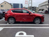 CX-5のサイドビューは「魂動(こどう)」デザインに基づき、伸びやかなルーフライン、絞り込まれたキャビン、そして厚みのあるボディが融合した、優雅さと力強さを兼ね備えるのが特徴です