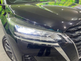 【LEDヘッドライト】悪天候や夜間走行時も良好な視界を確保し安心して運転できる高輝度LEDヘッドライトを装備!点灯速度が早く、消費電力も抑えられています。