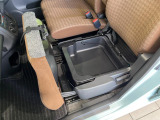 【シートアンダーボックス】シートの下に収納スペースが備わっており、靴や洗車グッズなど、外から見られたくないものをすっきり収納できて便利!