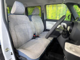 運転席まわりには十分なスペースがあり、大柄な方でもゆったり運転していただける環境です。