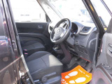 運転席はドライバーがリラックスして運転できるようになっています!ぜひ一度ご来店し座ってみてください!