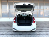 積み下ろしのしやすいデッキにはたっぷりと荷物を積み込んでいただけます。遊びから仕事まで、様々なシーンで頼れます♪