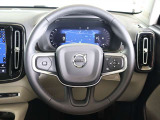 ステアリングはXC60などと同様の3本スポークですが、よりスポーティーなデザインとなっています ステアリングスイッチも充実しており、手を離すことなく機能を操作できます