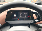 液晶メーターパネルはシンプルで見やすいものとなっています。