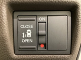 左側電動スライドドアは運転席からでも操作ができるように、ハンドル付近に開閉の操作スイッチが付いています。