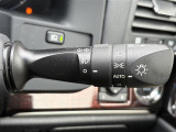 【オートライト(AUTO)】外の明るさをシステムが感知して、自動でヘッドライトが点灯します。ヘッドライトをつけ忘れを防ぐ便利機能です。