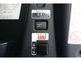 乗車後は、電動のワイヤーでがっちり固定します。