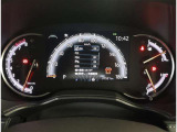 とっても見やすいメーターです。夜間時はラグジュアリーな気分にさせてくれる照明が魅力ですので、夜のドライブも楽しみになりますよ♪