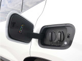 急速充電器は、外出先の公共の充電ステーションでご利用いただけます。CHAdeMOに対応し、短時間で急速充電!150kWの急速充電器を使用した場合、充電率10%から80%まで、約32分で充電できます。