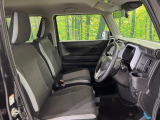 運転席まわりには十分なスペースがあり、大柄な方でもゆったり運転していただける環境です。