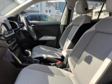 (運転席助手席)安全装備をオプションで追加するのは日本的発想。フォルクスワーゲン車はサイドエアバッグを全車標準で装備しております。