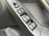 【電動格納ミラー】サイドミラーは電動格納式となっており、狭い駐車場でもキズがつくリスクを抑えられます。