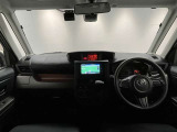 シンプルながら機能性あふれる運転席周りです。使いやすいスイッチ類の配置によりとても運転しやすいですよ。