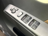 【電動格納ミラー】サイドミラーは電動格納式となっており、狭い駐車場でもキズがつくリスクを抑えられます。